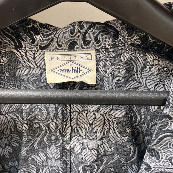 Cute little short jacket with button in front - Picture 8 of 8